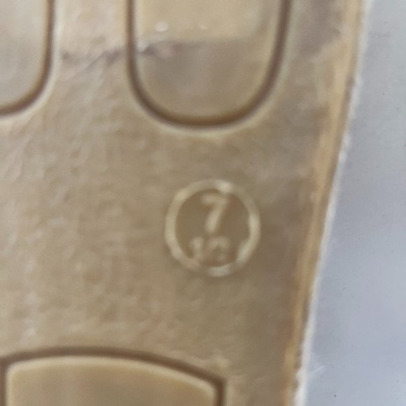 COPY - GOLD SANDALS - SAKS FIFTH AVENUE - Picture 4 of 6